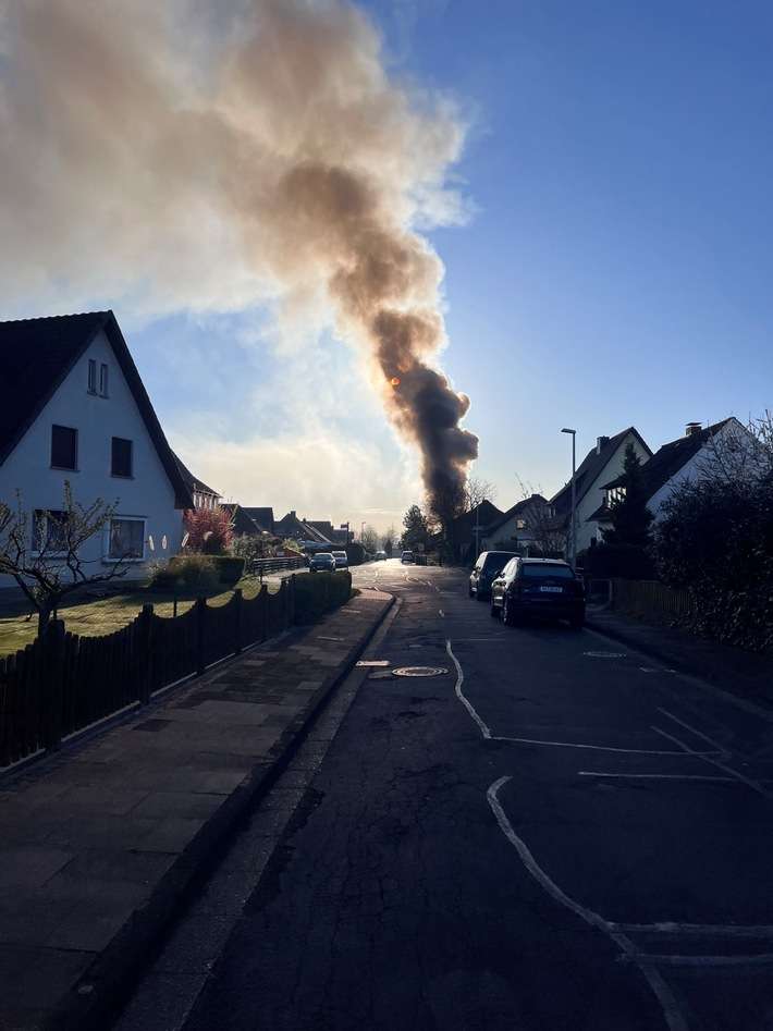 FW Minden: Ausgedehnter Wohnhausbrand in Minden-Dankersen, eine Person verstorben