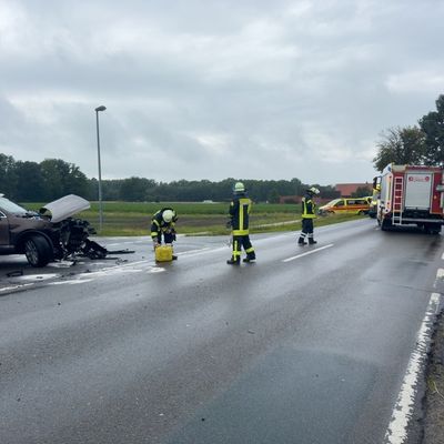 FW Lüchow-Dannenberg: +++ Zwei SUV's kollidieren nahe Klein Gusborn +++ Fünf Personen z.T. schwer verletzt +++ Landesstraße zeitweise voll gesperrt +++