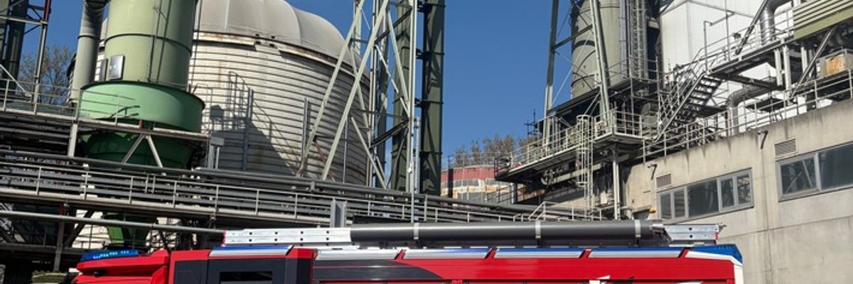 FW Horn-Bad Meinberg: Brand in Förderanlage eines holzverarbeitenden Betrieb am Ostermontag - aufwendige Löschmaßnahmen dauern 5 Stunden