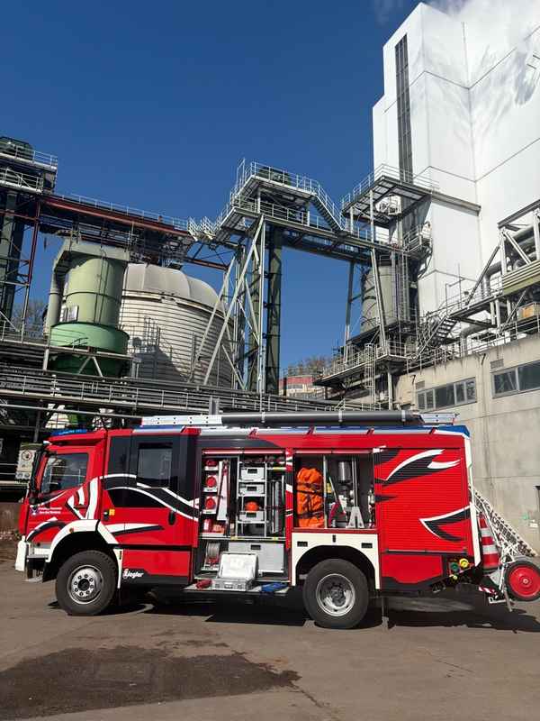 FW Horn-Bad Meinberg: Brand in Förderanlage eines holzverarbeitenden Betrieb am Ostermontag - aufwendige Löschmaßnahmen dauern 5 Stunden
