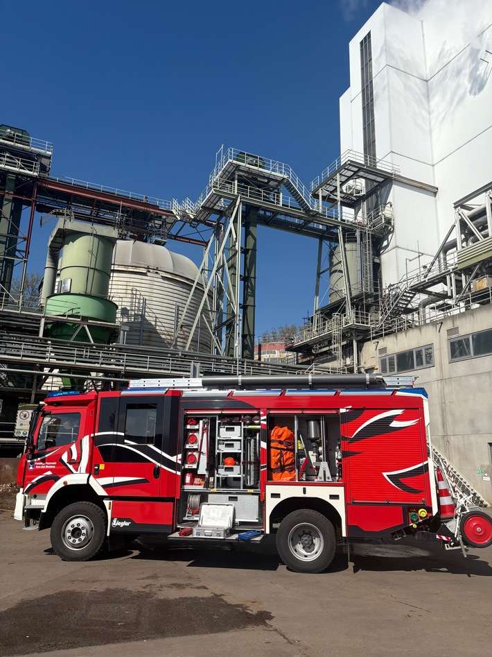 FW Horn-Bad Meinberg: Brand in Förderanlage eines holzverarbeitenden Betrieb am Ostermontag - aufwendige Löschmaßnahmen dauern 5 Stunden