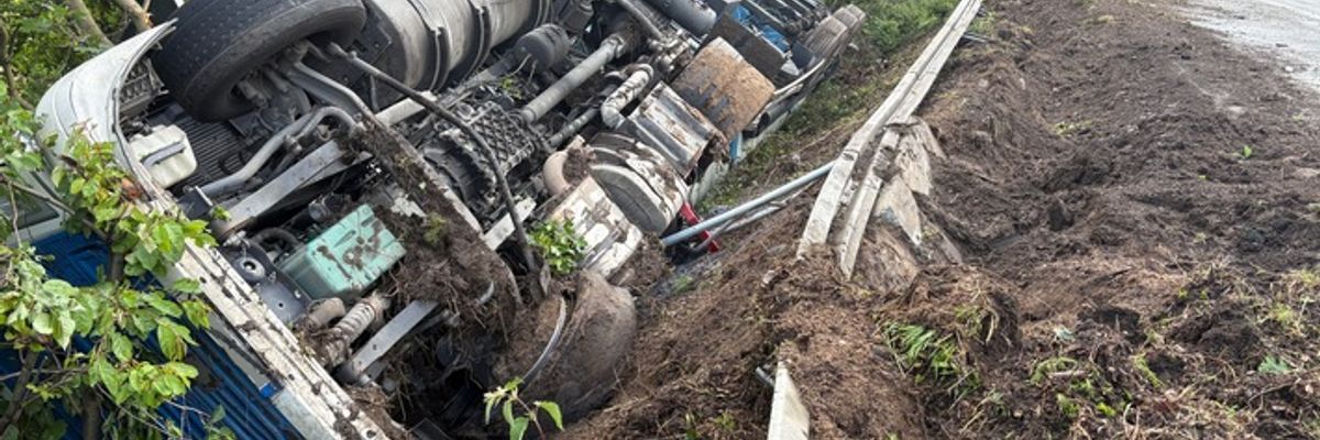 FW Moers: Verkehrsunfall mit Silo-LKW auf der A57