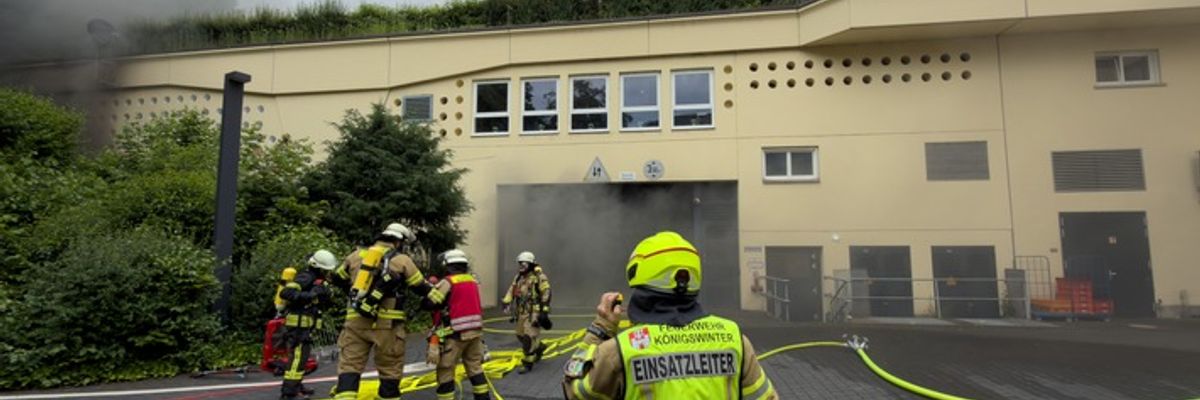 FW Königswinter: Brennende Fahrzeuge in Parkgarage sorgen für Großeinsatz der Feuerwehr
