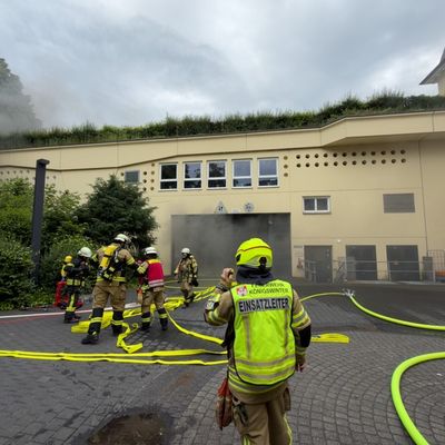 FW Königswinter: Brennende Fahrzeuge in Parkgarage sorgen für Großeinsatz der Feuerwehr