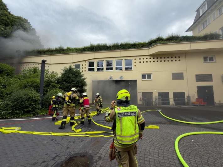 FW Königswinter: Brennende Fahrzeuge in Parkgarage sorgen für Großeinsatz der Feuerwehr