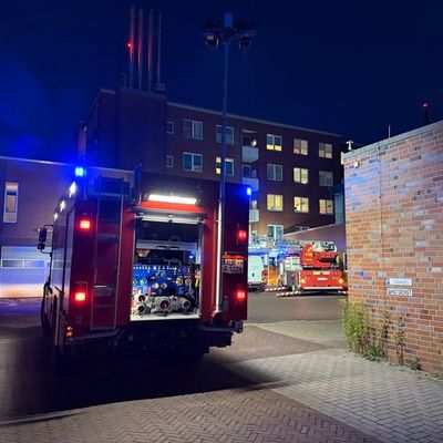 FW-AUR: Großeinsatz: Feuer in Lagerraum der Klinik-Kardiologie