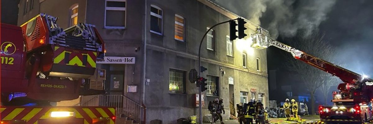 FW-RE: Wohnungsbrand in voller Ausdehnung - 17 Personen betroffen.