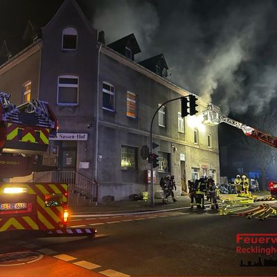FW-RE: Wohnungsbrand in voller Ausdehnung - 17 Personen betroffen.