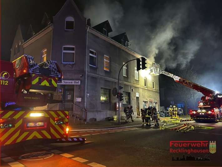 FW-RE: Wohnungsbrand in voller Ausdehnung - 17 Personen betroffen.