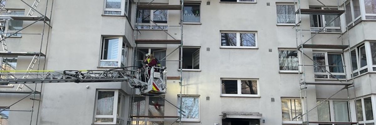 FW-DO: Feuer in Dortmund Westerfilde / Kellerbrand in einem Mehrfamilienhaus.