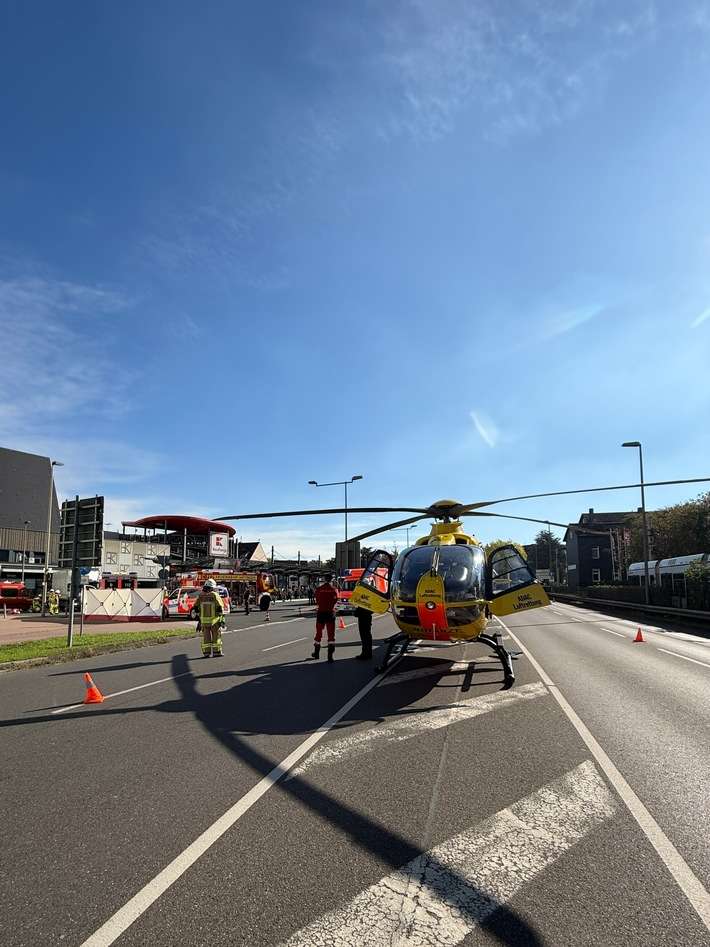 FW-EN: Verkehrsunfall - Person unter LKW eingeklemmt