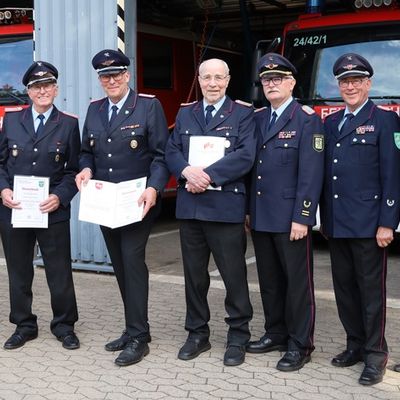 FW Hambühren: 160 Jahre Feuerwehrdienst gewürdigt / Kameradschaftsabend mit Beförderungen und besonderen Ehrungen