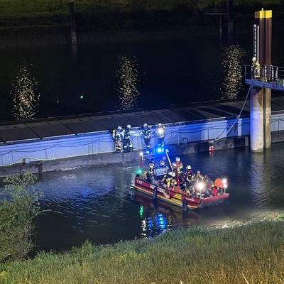 FW Voerde: Schiffsbrand auf dem Wesel-Datteln-Kanal