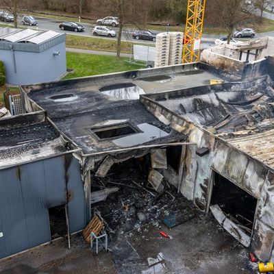 FW Porta Westfalica: 10.03.2026 - Großbrand einer KFZ-Werkstatt in Porta Westfalica Barkhausen