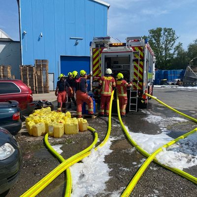 FW-Velbert: Lagerhalle brennt in voller Ausdehnung