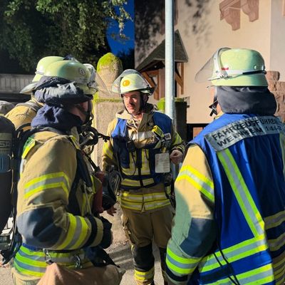 FW Weinheim: Zweitmeldung: Kellerbrand in Weinheim. Flammen und dichter Rauch in der Hildastraße