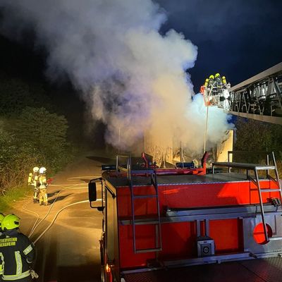 FW Bergheim: LKW brennt an der Landstraße 93 in Bergheim Teleskoplader unterstützt Löscharbeiten