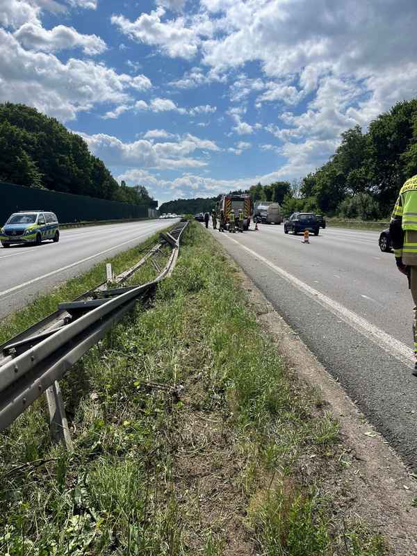 FW-EN: Feuerwehr Gevelsberg auf BAB1 im Einsatz
