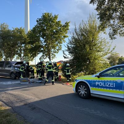 FW-AUR: Betriebsstoffe nach Verkehrsunfall ausgetreten