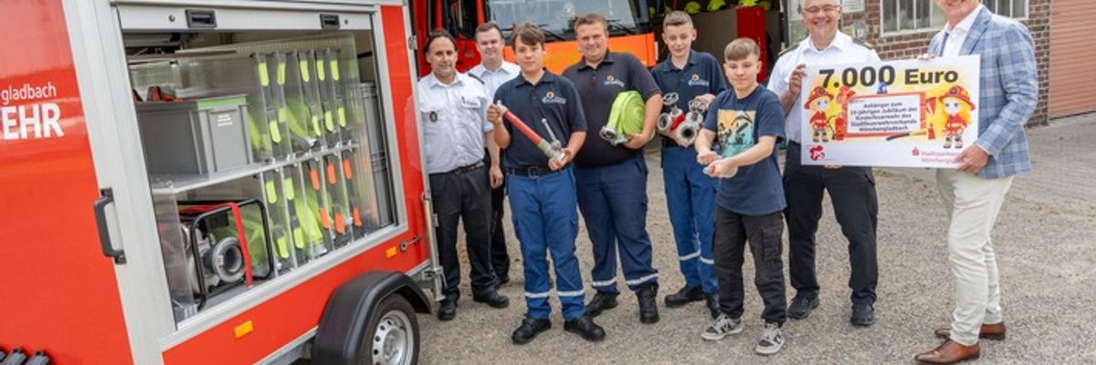 FW-MG: Stadtfeuerwehrverband Mönchengladbach: Stadtsparkasse Mönchengladbach fördert Nachwuchs - Spende ermöglicht weiteren Anhänger für junge Brandschützer