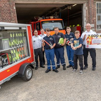 FW-MG: Stadtfeuerwehrverband Mönchengladbach: Stadtsparkasse Mönchengladbach fördert Nachwuchs - Spende ermöglicht weiteren Anhänger für junge Brandschützer