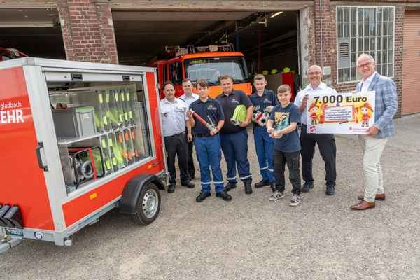 FW-MG: Stadtfeuerwehrverband Mönchengladbach: Stadtsparkasse Mönchengladbach fördert Nachwuchs - Spende ermöglicht weiteren Anhänger für junge Brandschützer