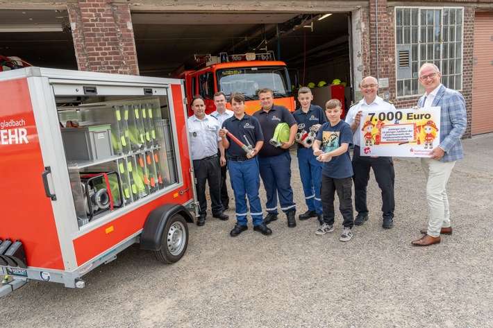 FW-MG: Stadtfeuerwehrverband Mönchengladbach: Stadtsparkasse Mönchengladbach fördert Nachwuchs - Spende ermöglicht weiteren Anhänger für junge Brandschützer