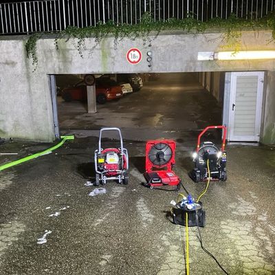 FW-MH: PKW brennt in Tiefgarage