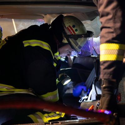 FW LK Neunkirchen: Drei Verletzte bei Unfall - Feuerwehr rettet Schwerverletzte aus Wrack