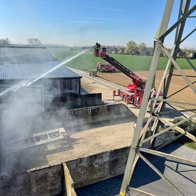 FW-NE: Feuer in Gewerbebetrieb | Anbau brannte in voller Ausdehnung | Keine Verletzten