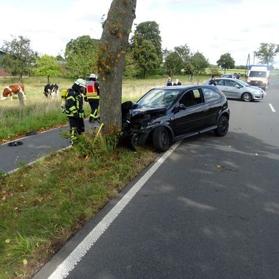 FW Sonsbeck: Gemeldeter PKW-Brand nach Verkehrsunfall