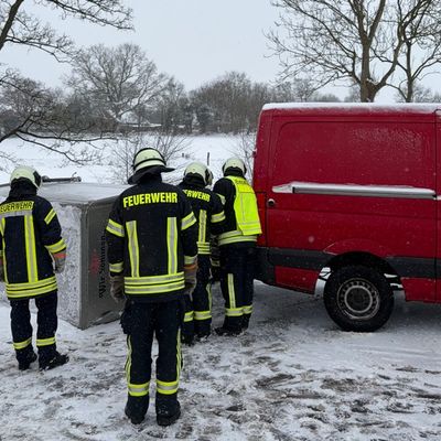 FW-AUR: Umgestürzter Anhänger versperrt Fahrbahn