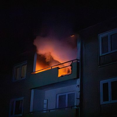 FW-MK: Brennender Balkon in der Nacht auf Mittwoch