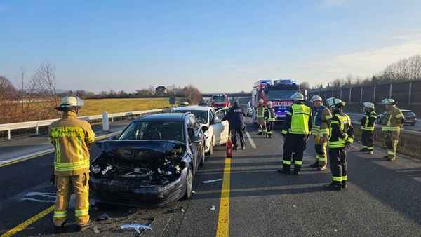 FW Königswinter: 11 Verletzte bei Auffahrunfall auf Autobahn A3
