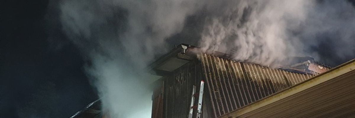 FW-RD: Feuer in einem landwirtschaftlichen Gebäude in Jahrsdorf (Kreis Rendsburg-Eckernförde)
