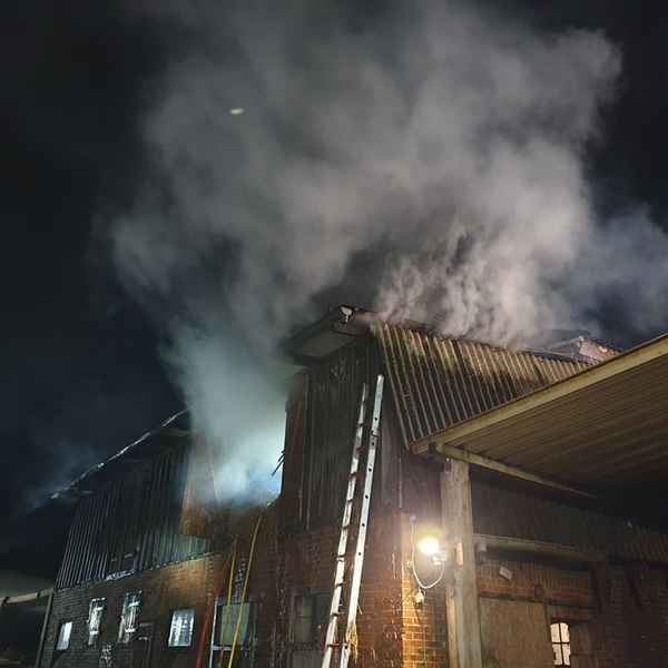FW-RD: Feuer in einem landwirtschaftlichen Gebäude in Jahrsdorf (Kreis Rendsburg-Eckernförde)