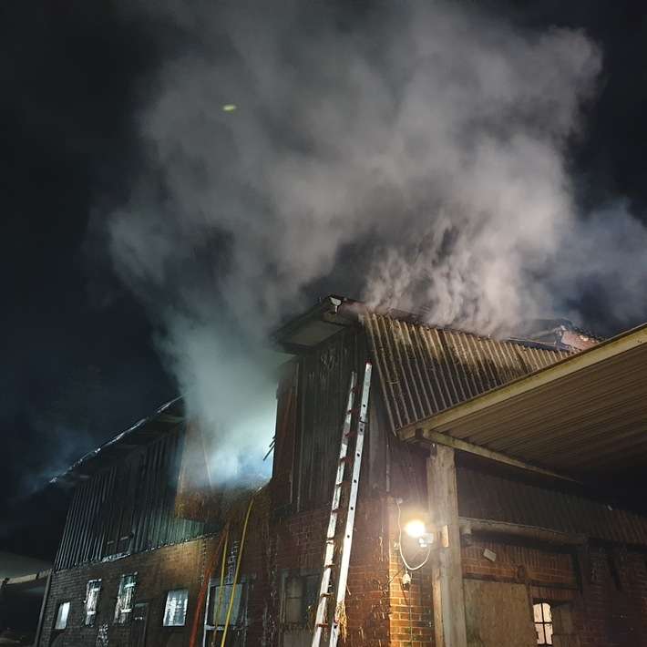 FW-RD: Feuer in einem landwirtschaftlichen Gebäude in Jahrsdorf (Kreis Rendsburg-Eckernförde)