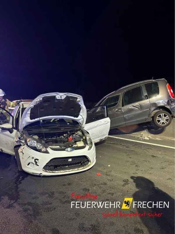 FW Frechen: Verkehrsunfall auf der A4 - Schweres Durchkommen für die Feuerweh