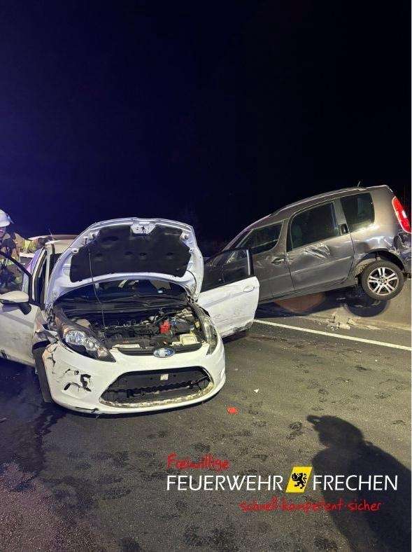 FW Frechen: Verkehrsunfall auf der A4 - Schweres Durchkommen für die Feuerweh