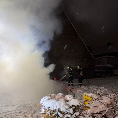 FW-AUR: Fahrzeugbrand in dichtem Schneetreiben bekämpft