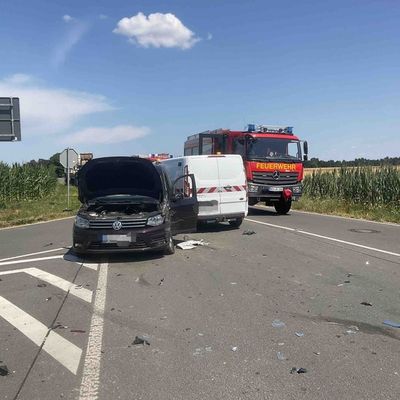 FW Alpen: Verkehrsunfall mit drei beteiligten Fahrzeugen - Hausfassade beschädigt