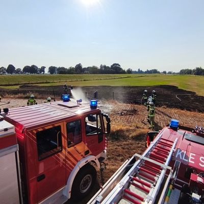 Feuerwehr Kalkar: Flächenbrand an der NATO-Rampe in Grieth erfolgreich gelöscht
