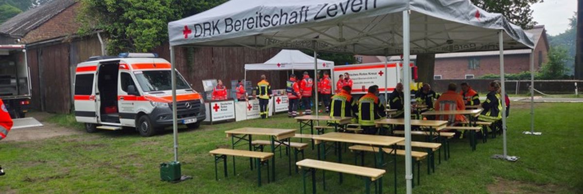 FW-ROW: Feuerwehreinsatz in Ostereistedt: Lagerhalle in Vollbrand