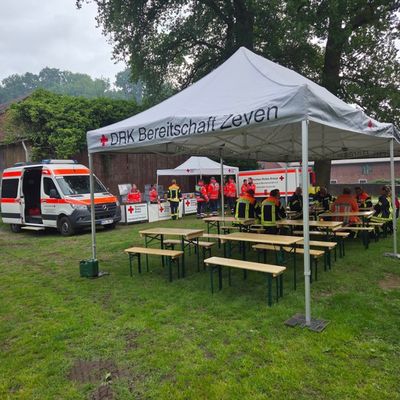 FW-ROW: Feuerwehreinsatz in Ostereistedt: Lagerhalle in Vollbrand
