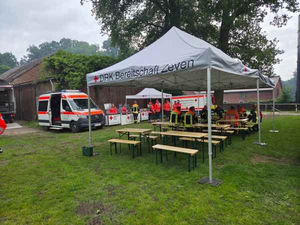 FW-ROW: Feuerwehreinsatz in Ostereistedt: Lagerhalle in Vollbrand