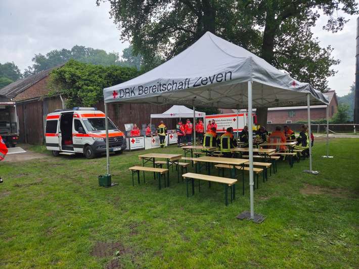FW-ROW: Feuerwehreinsatz in Ostereistedt: Lagerhalle in Vollbrand