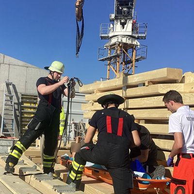 FW-M: Kran wird kurzerhand zum Rettungsmittel (Altstadt-Lehel)