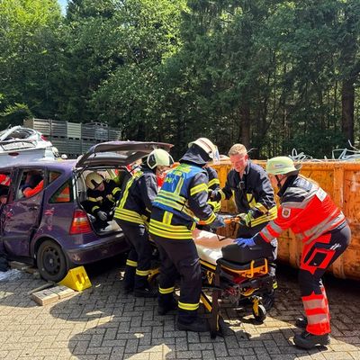 FW-AUR: Feuerwehr und Rettungsdienst trainieren komplexe Unfallszenarien
