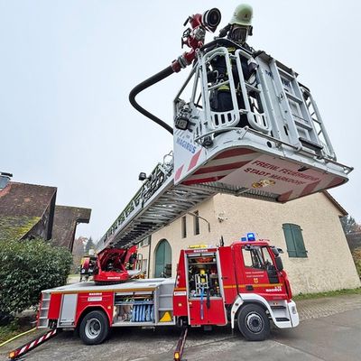KFV Bodenseekreis: Großer Feuerwehreinsatz wegen Schwelbrand in Wiggenweiler