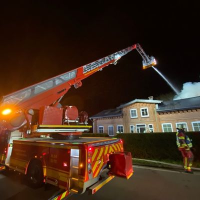 FW-RD: Großfeuer in Holzdorf - 140 Einsatzkräfte im Einsatz